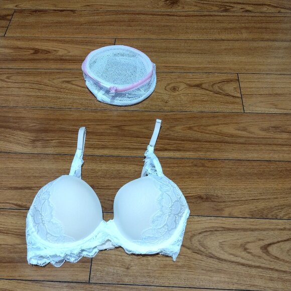 Like New light cream and white lace push up bra, padded 4 comfort - Picture 1 of 3